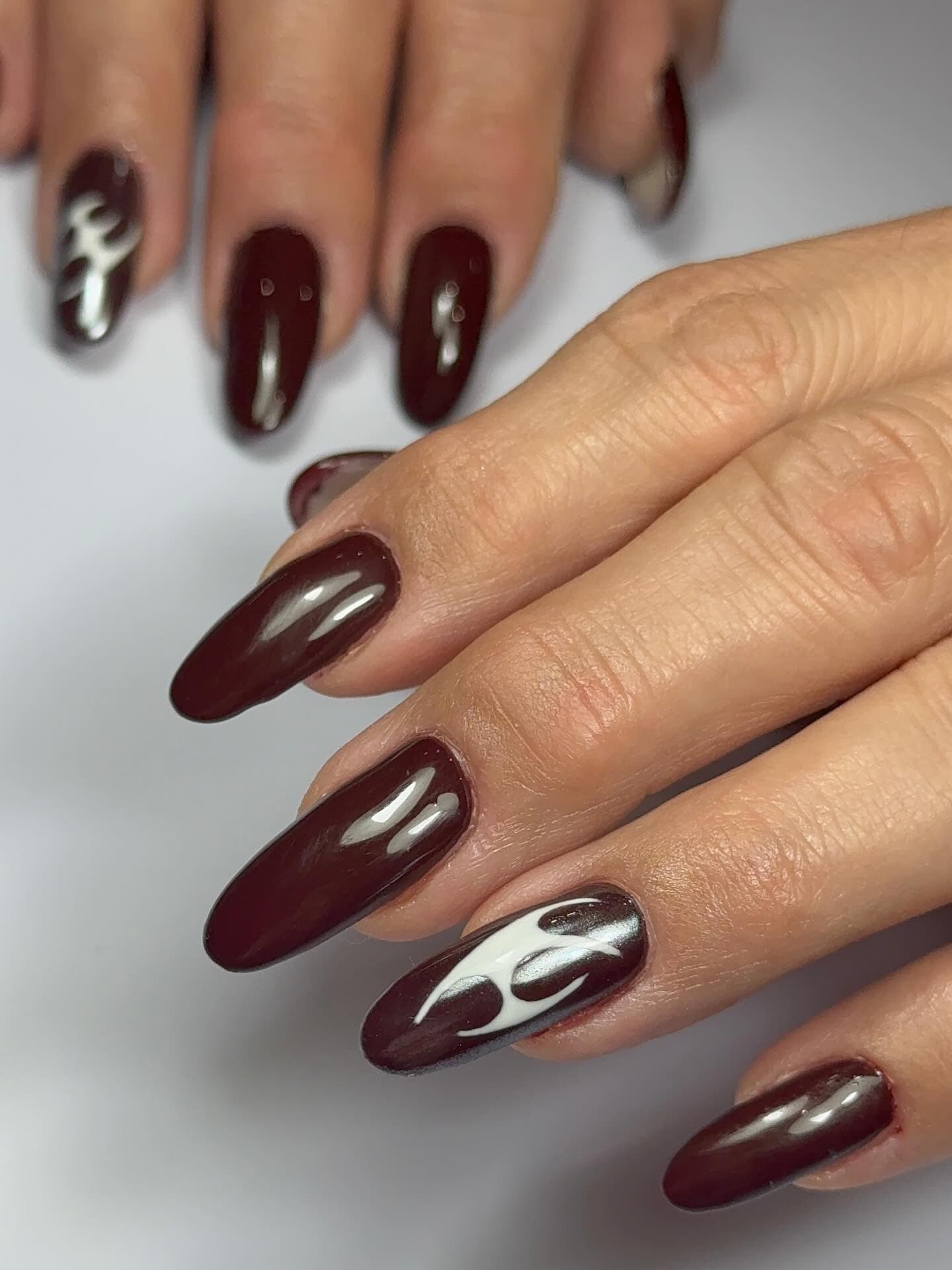 Ongles longs en amande couleur bordeaux oxblood avec effet chrome miroir, nail art Gossip Concept.
