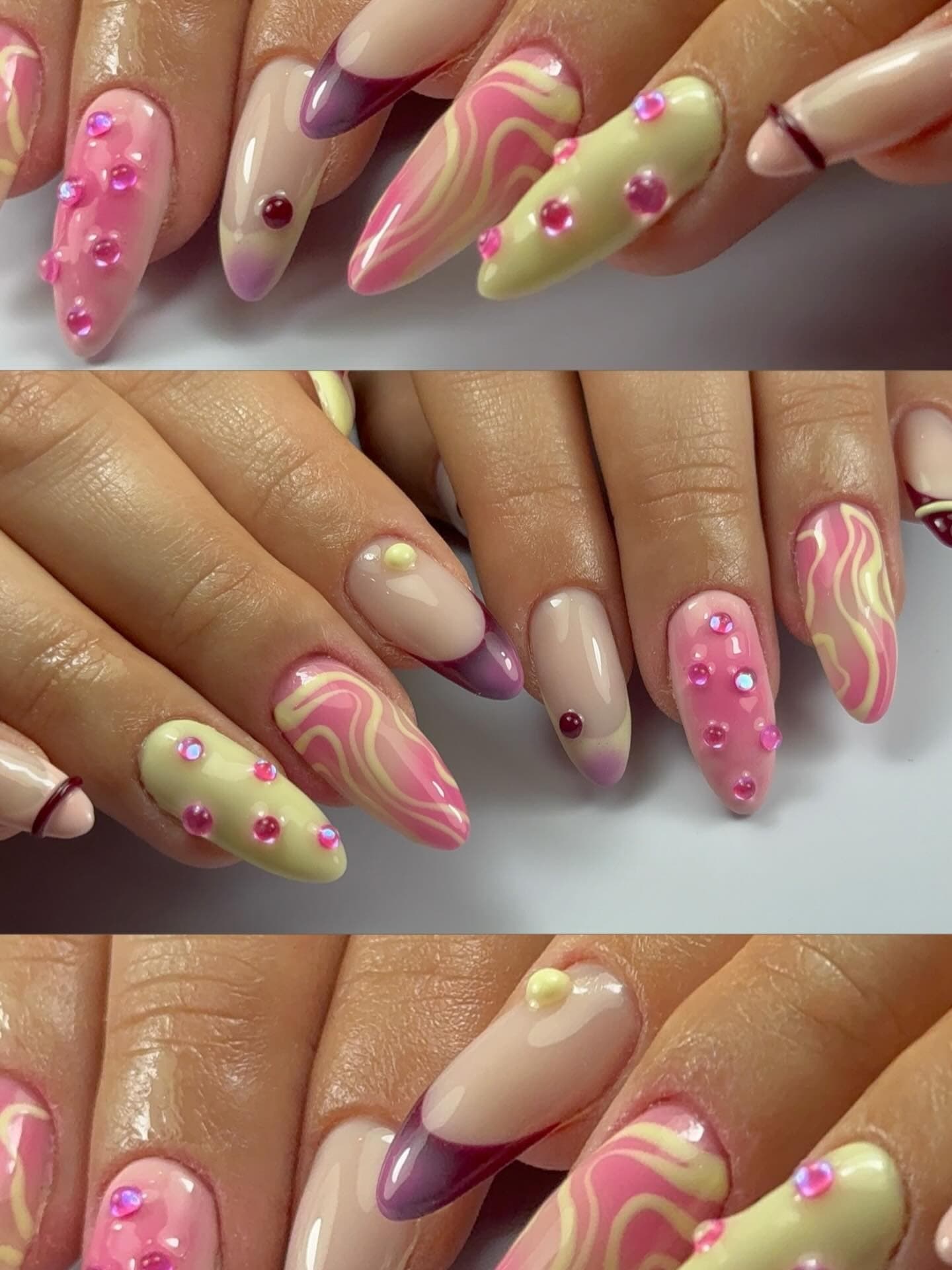 Nail art pastel rose et jaune avec volutes et strass, finition amande.