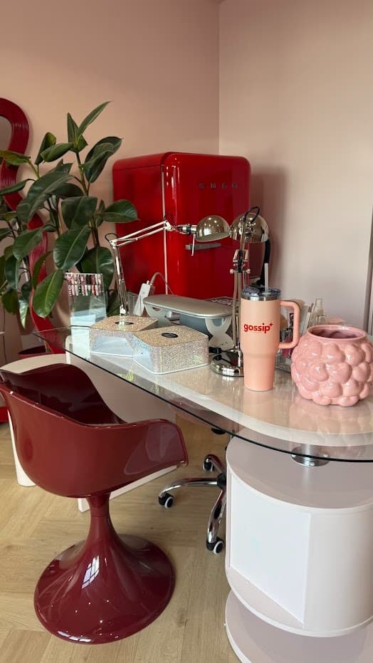 Le coin manucure de Gossip Concept, décor glamour avec son réfrigérateur SMEG rouge.