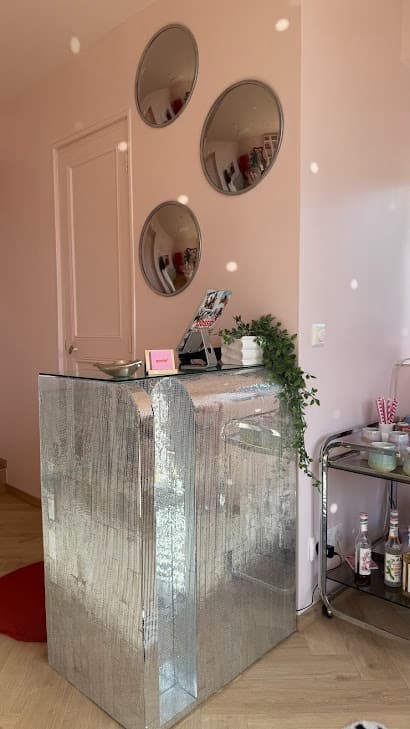 L'accueil de Gossip Concept : comptoir pailleté argenté et miroirs ronds.